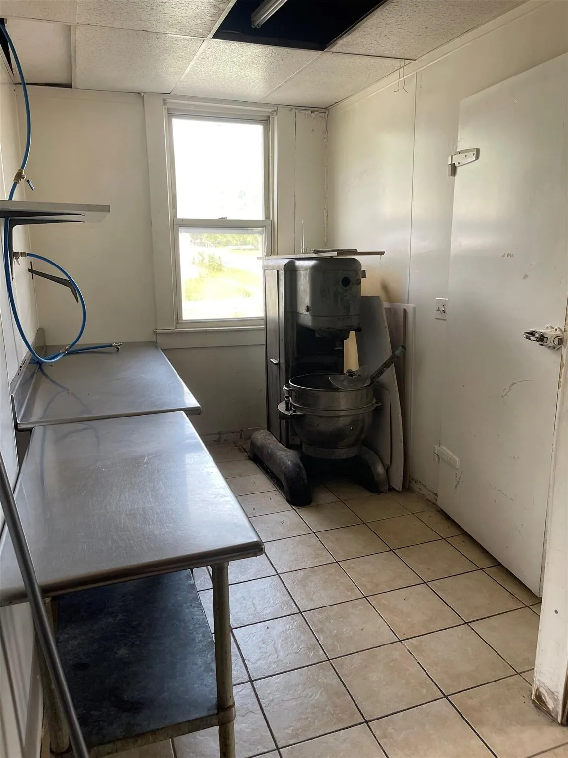 Laundry room featuring light tile patterned floors Laundry room featuring light tile patterned floors