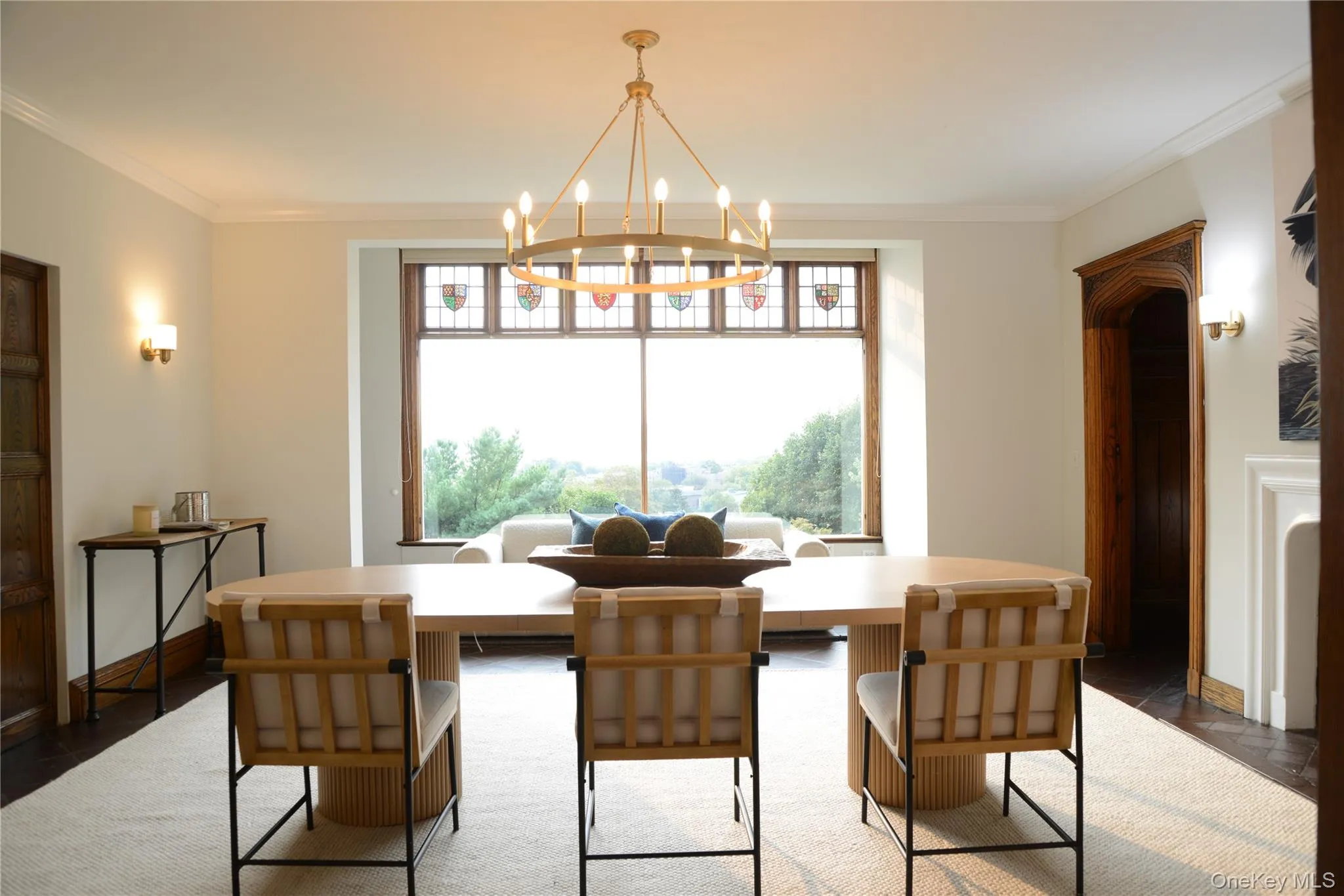 Dining room with crown molding and a chandelier Dining room with crown molding and a chandelier
