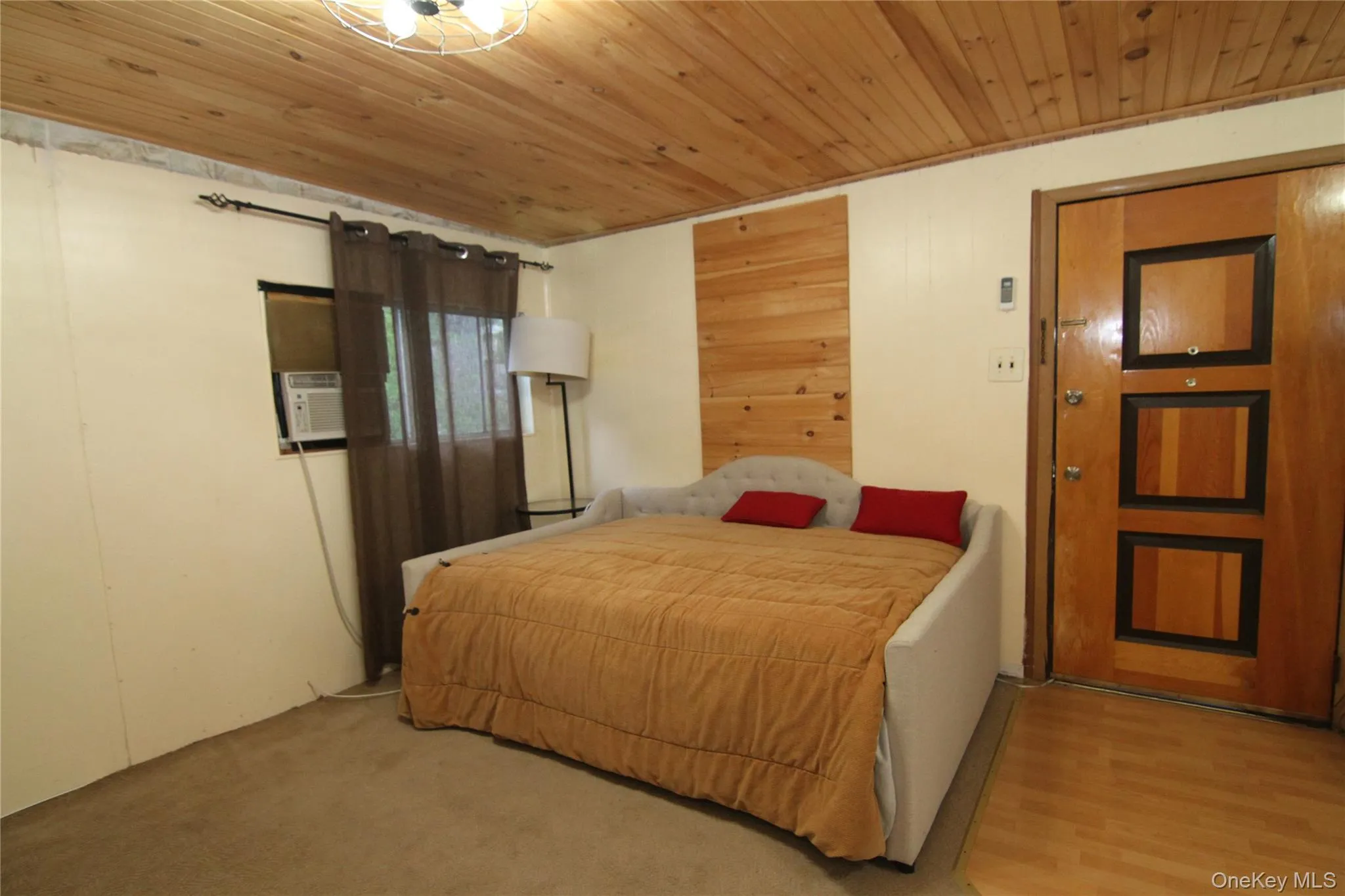 Bedroom with wood ceiling Bedroom with wood ceiling