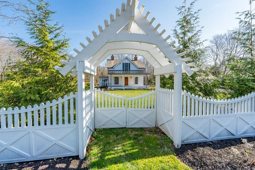 Gate with covered porch Gate with covered porch