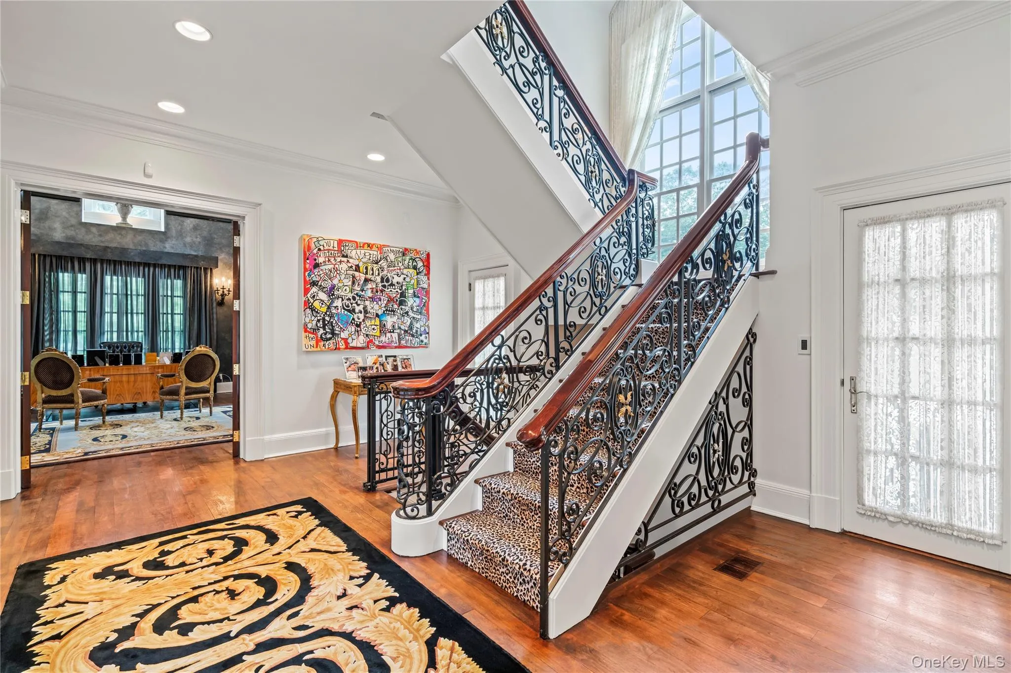 Separate wing to guest suite/office with private front entrance & doors to rear patio Separate wing to guest suite/office with private front entrance & doors to rear patio