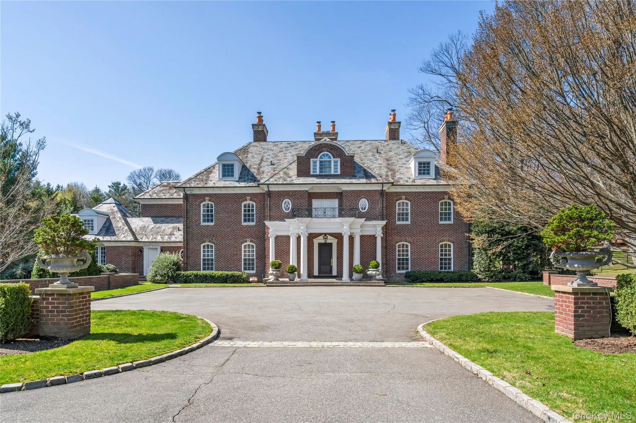 Set in a Private cul-de-sac with expansive Courtyard Set in a Private cul-de-sac with expansive Courtyard