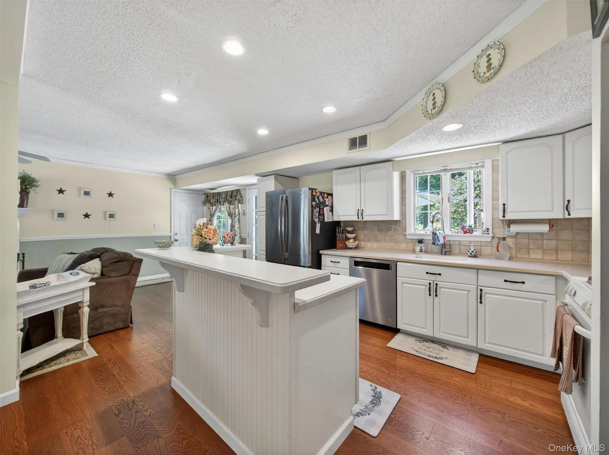 Eat In Kitch - Open Floor Plan with Kitchen Opens to Family Room with F/P Eat In Kitch - Open Floor Plan with Kitchen Opens to Family Room with F/P