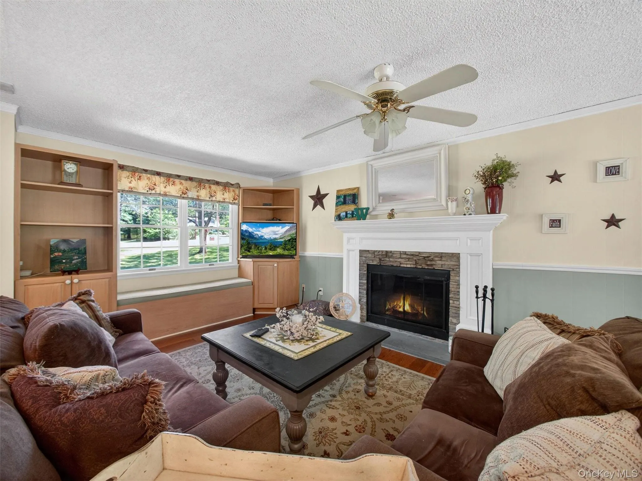 Open Floor Plan Enjoys space with Kitchen Open Floor Plan Enjoys space with Kitchen