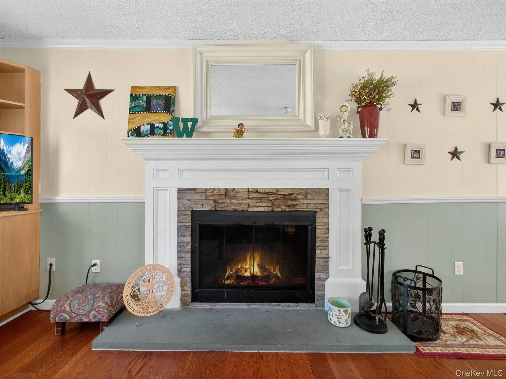Family Room - Open Floor Plan Enjoys space with Kitchen Family Room - Open Floor Plan Enjoys space with Kitchen