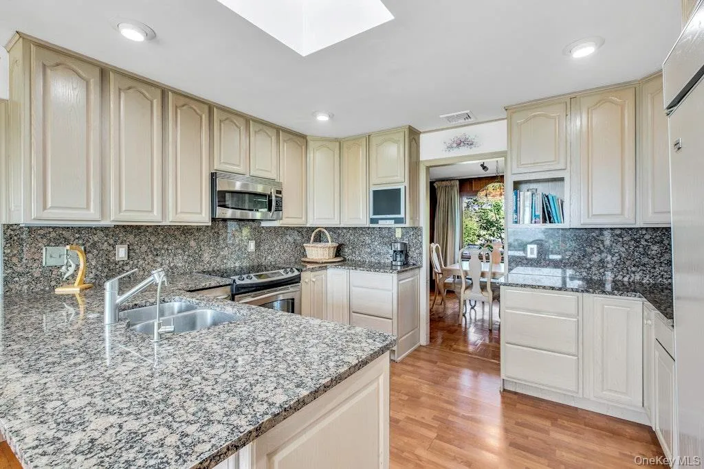 Large kitchen with peninsula Large kitchen with peninsula