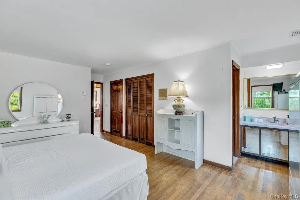 Spacious primary ensuite Spacious primary ensuite