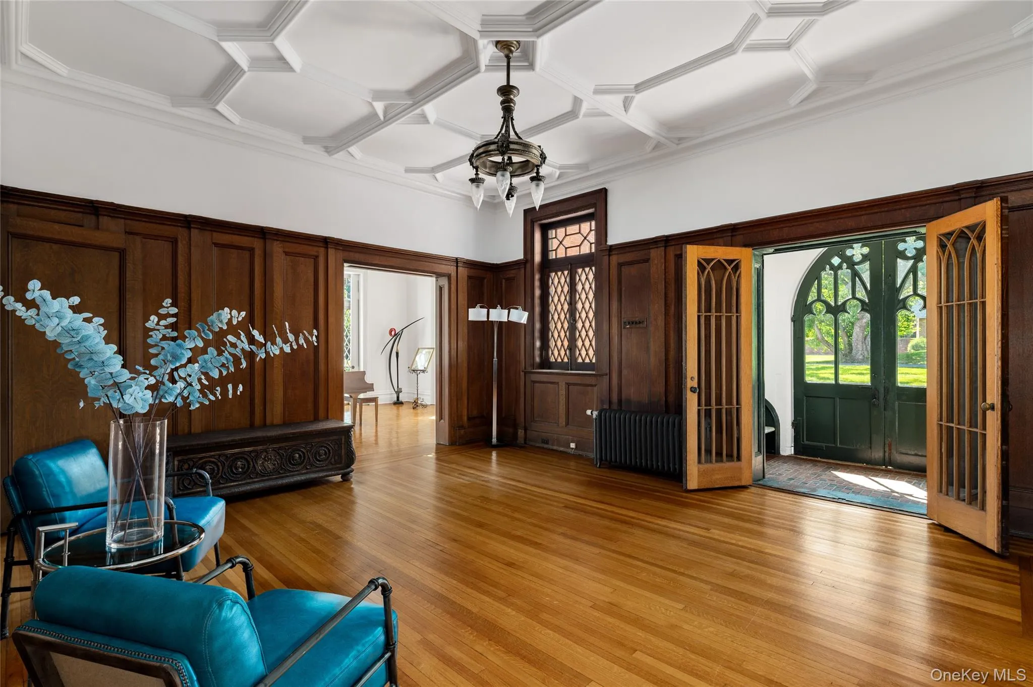 Inlaid and parquet floors, wainscoting, tracery ceiling, gasolier-style chandeliers. Inlaid and parquet floors, wainscoting, tracery ceiling, gasolier-style chandeliers.