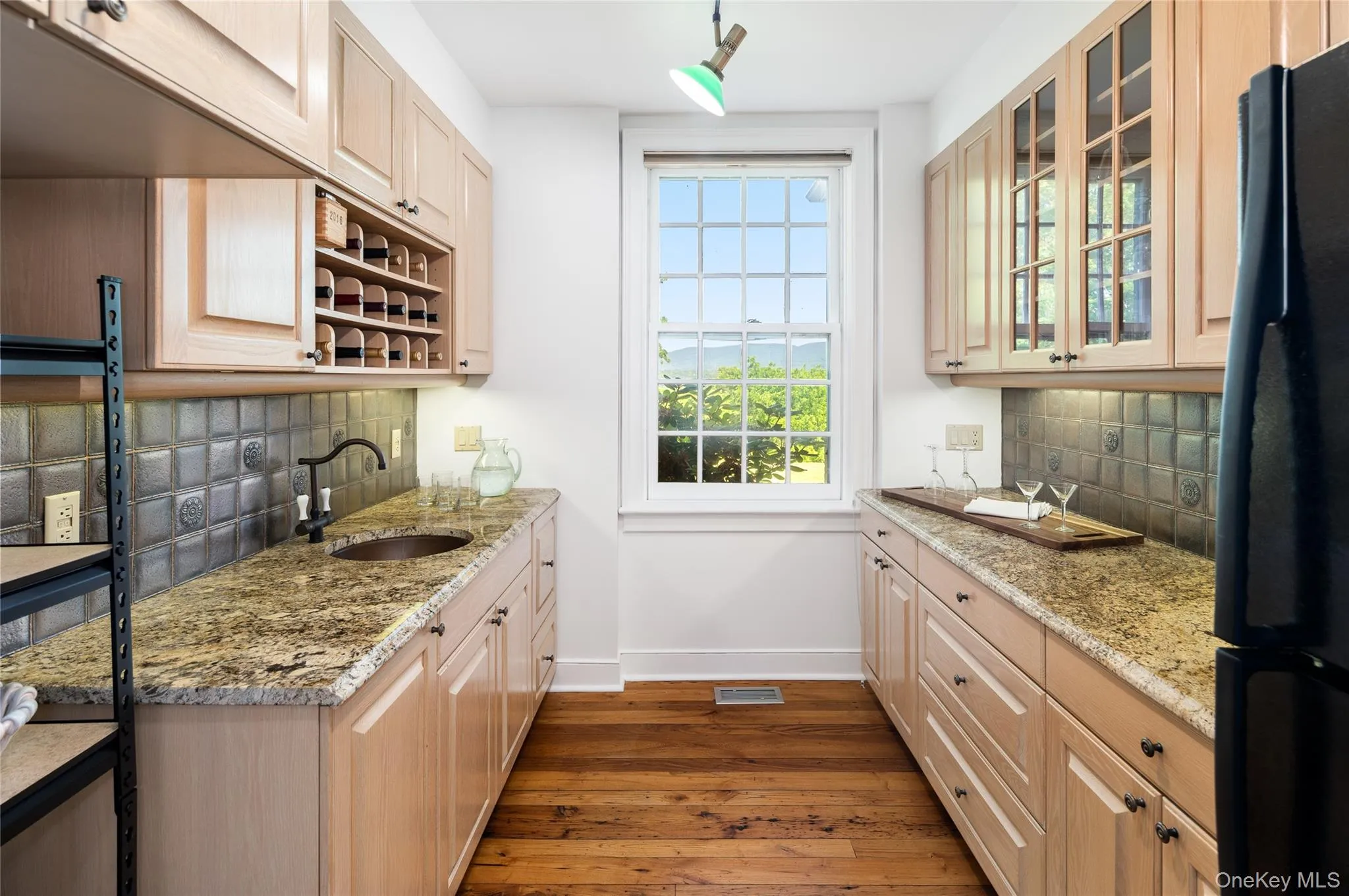 Butlers pantry, second sink, granite counters. Butlers pantry, second sink, granite counters.