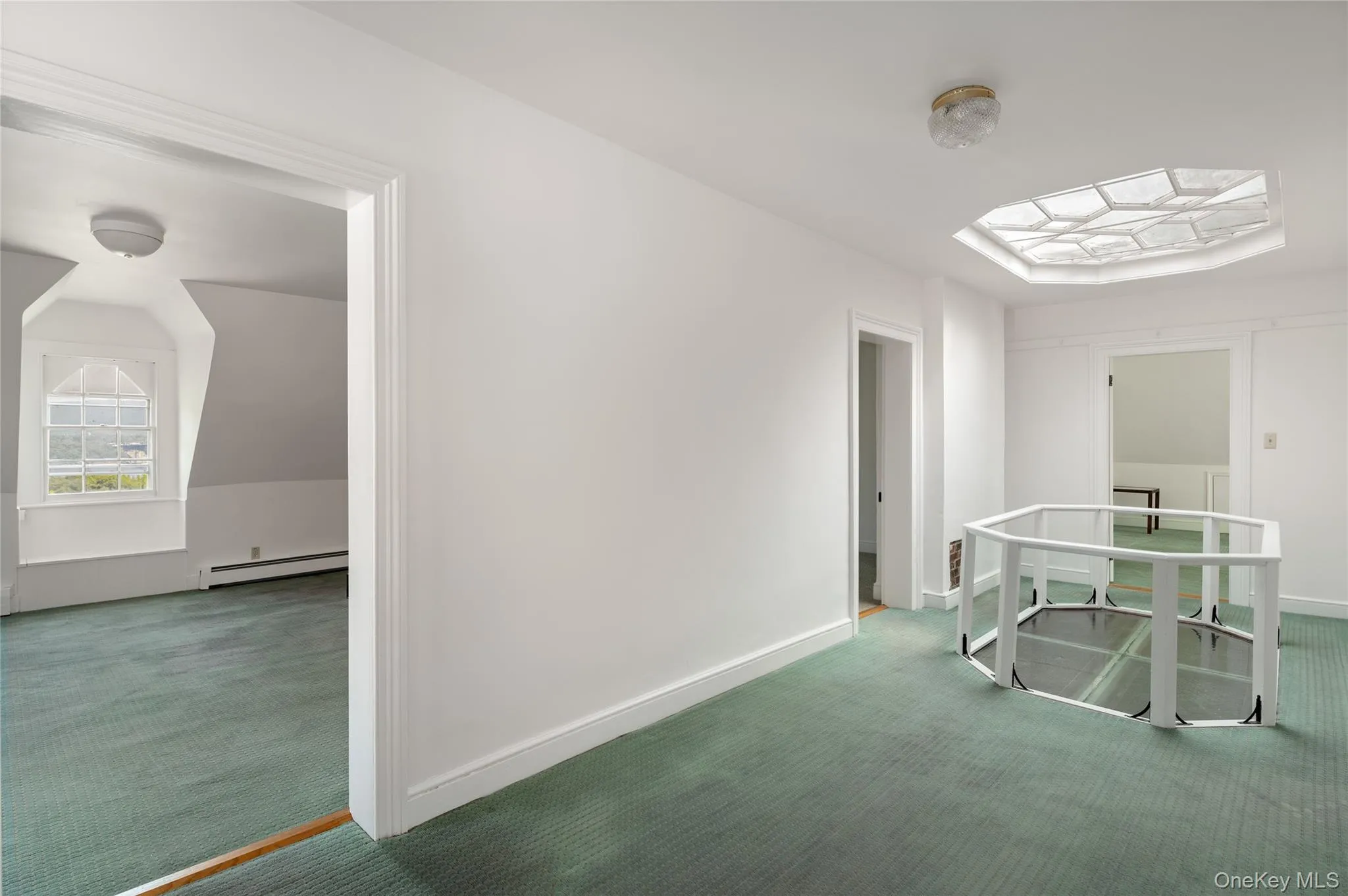 Oculus or ‘roof lantern’ filtering daylight down through the two upper floors, third floor. Oculus or ‘roof lantern’ filtering daylight down through the two upper floors, third floor.