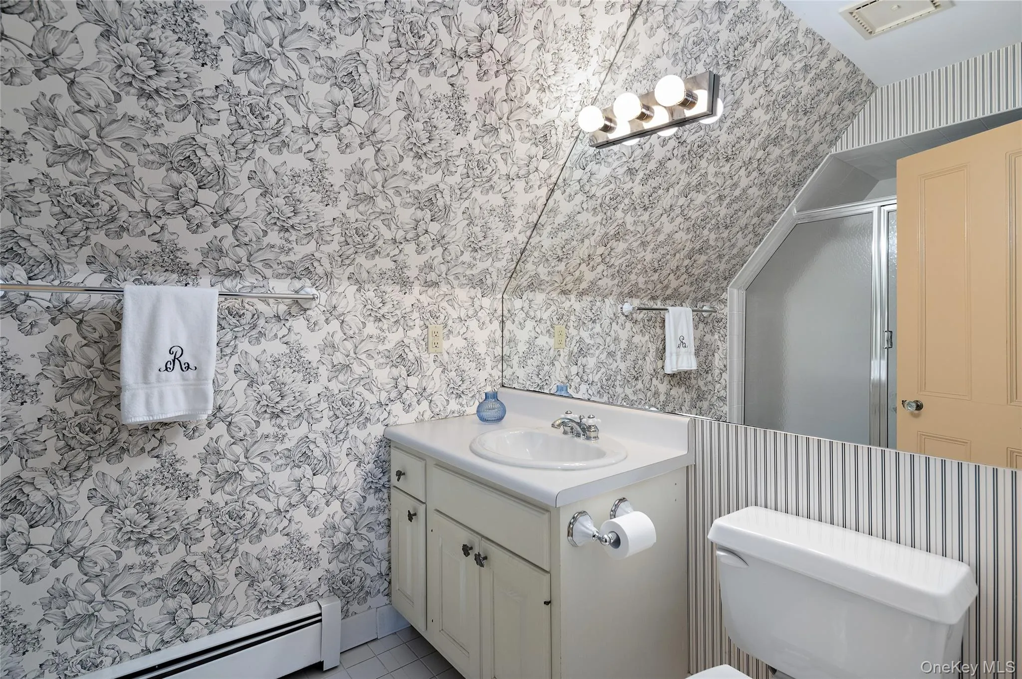 Full bath, second floor. Full bath, second floor.