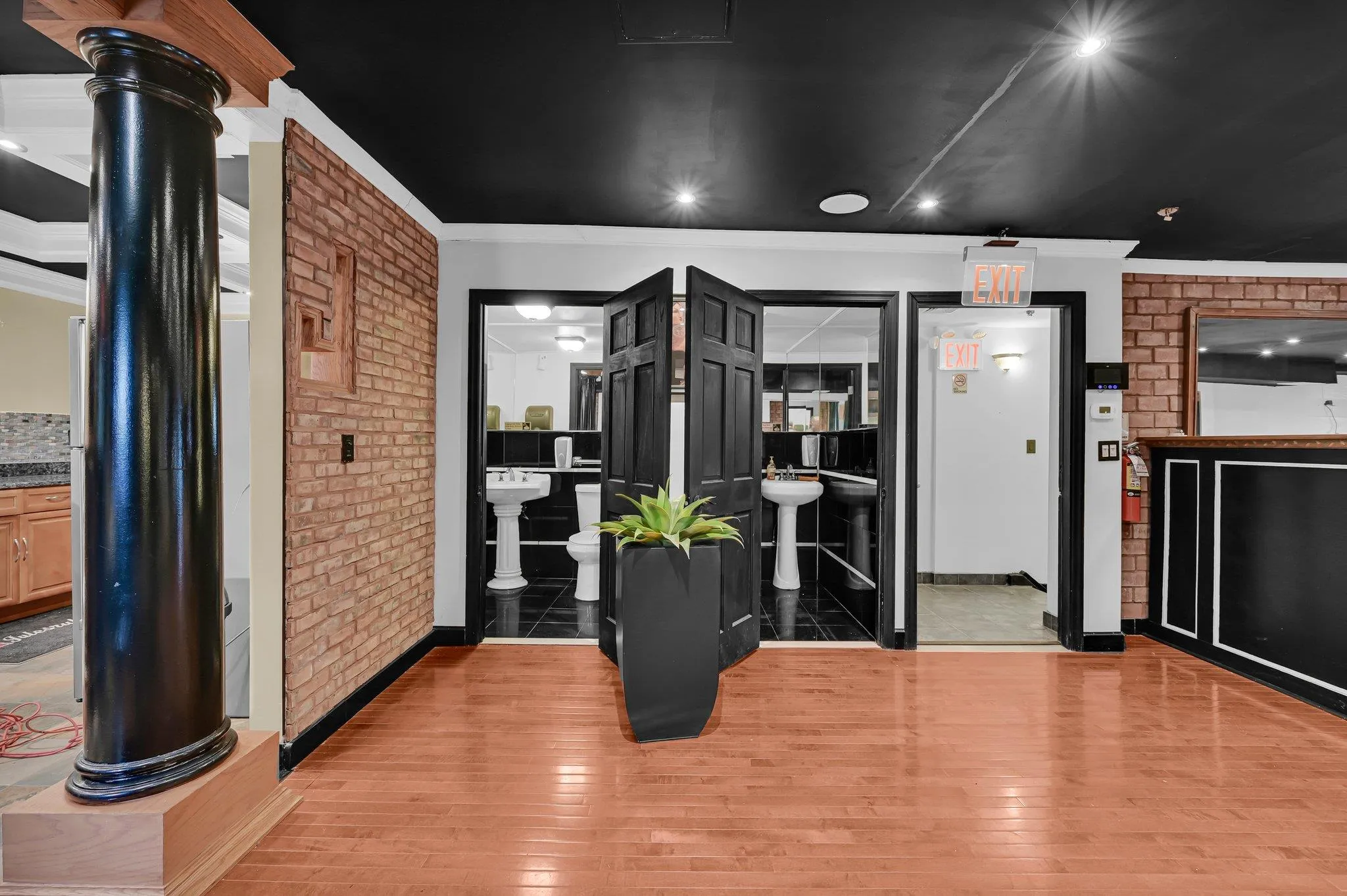 2 restrooms 2 restrooms