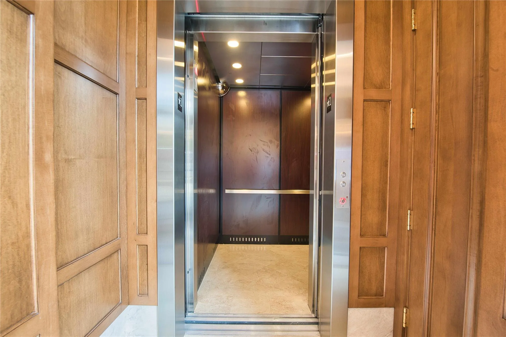 Elevator with recessed lighting Elevator with recessed lighting