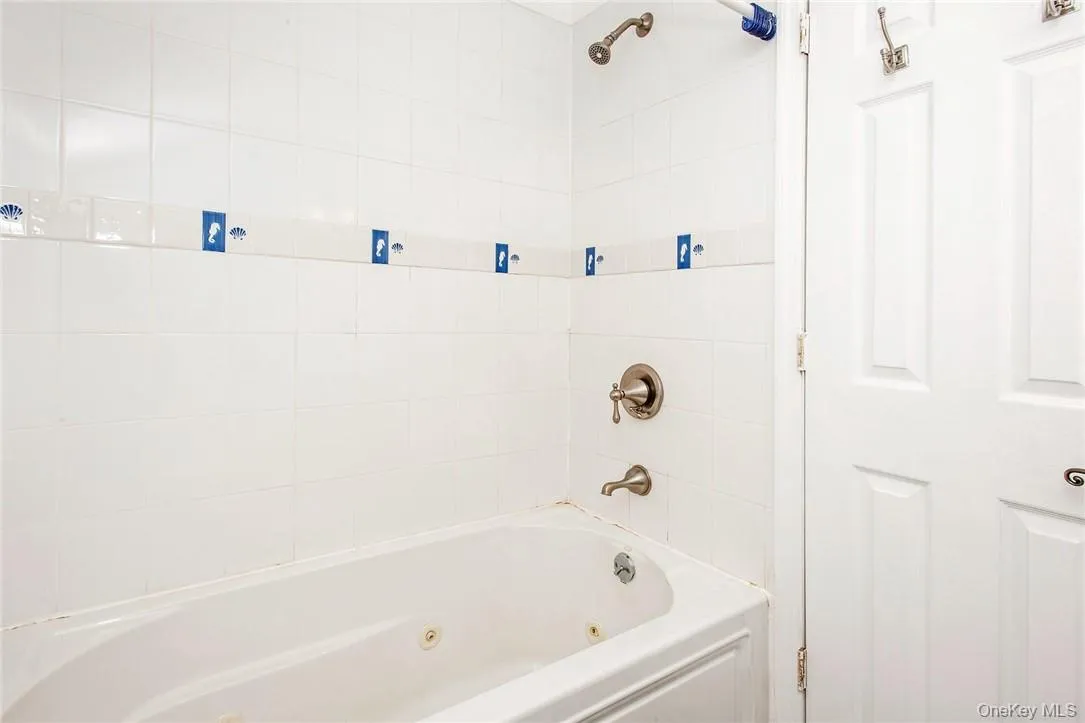Bathroom with Jacuzzi Bathroom with Jacuzzi