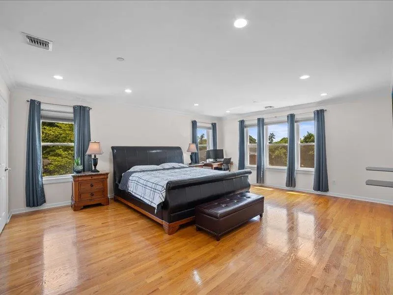 Bedroom with en suite and walk in closet Bedroom with en suite and walk in closet