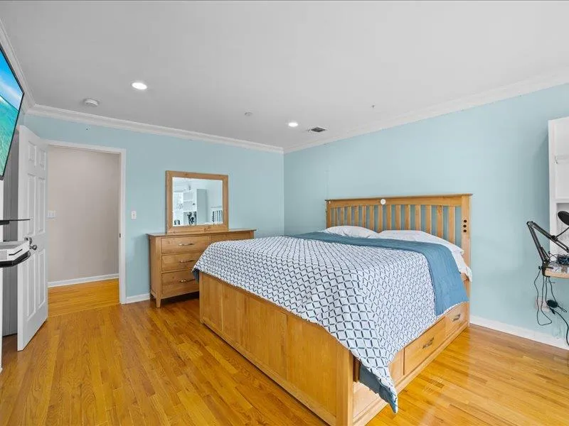 Spacious bedroom with en-suite Spacious bedroom with en-suite
