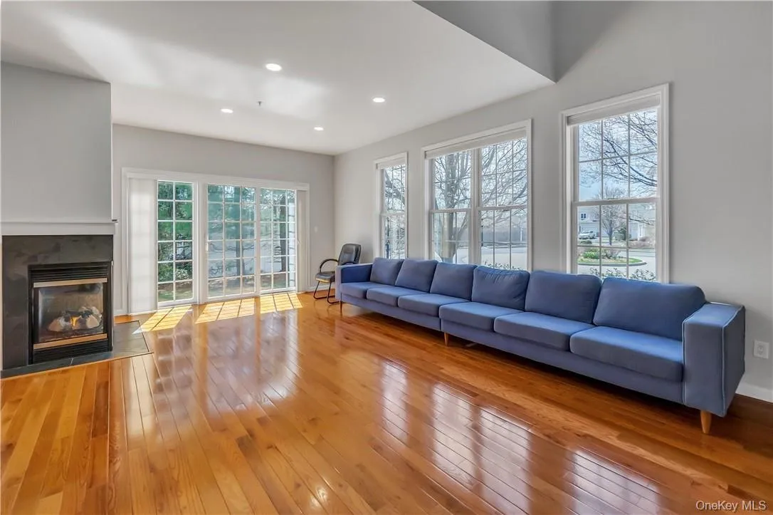 Living Room/ Gas fireplace Living Room/ Gas fireplace