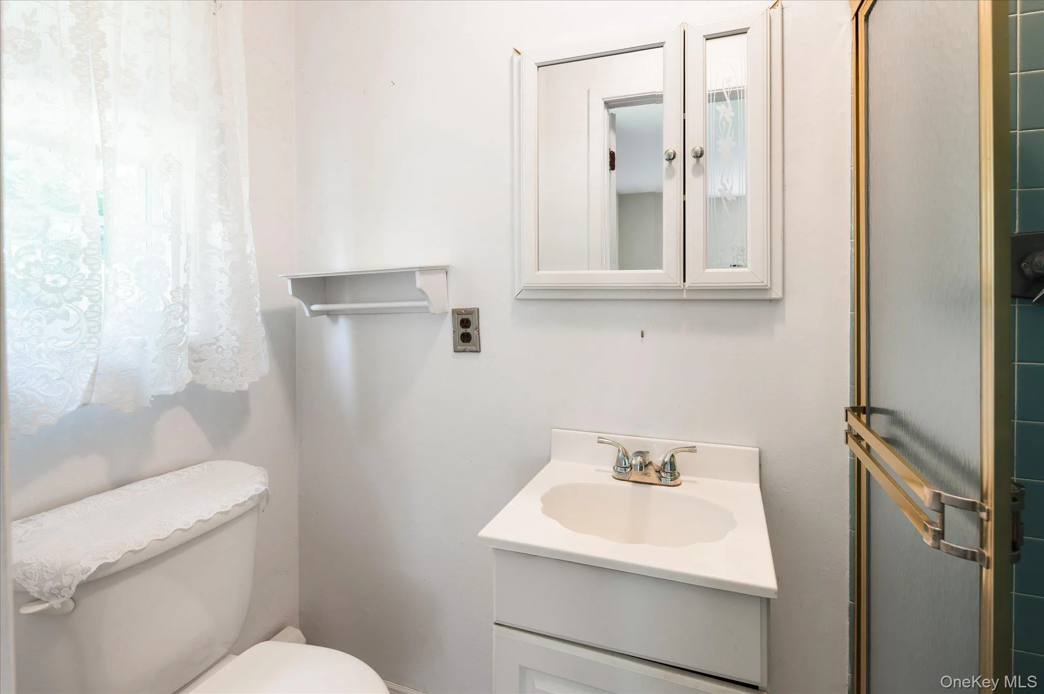 Primary Bathroom - Wood floors underneath carpet. Primary Bathroom - Wood floors underneath carpet.