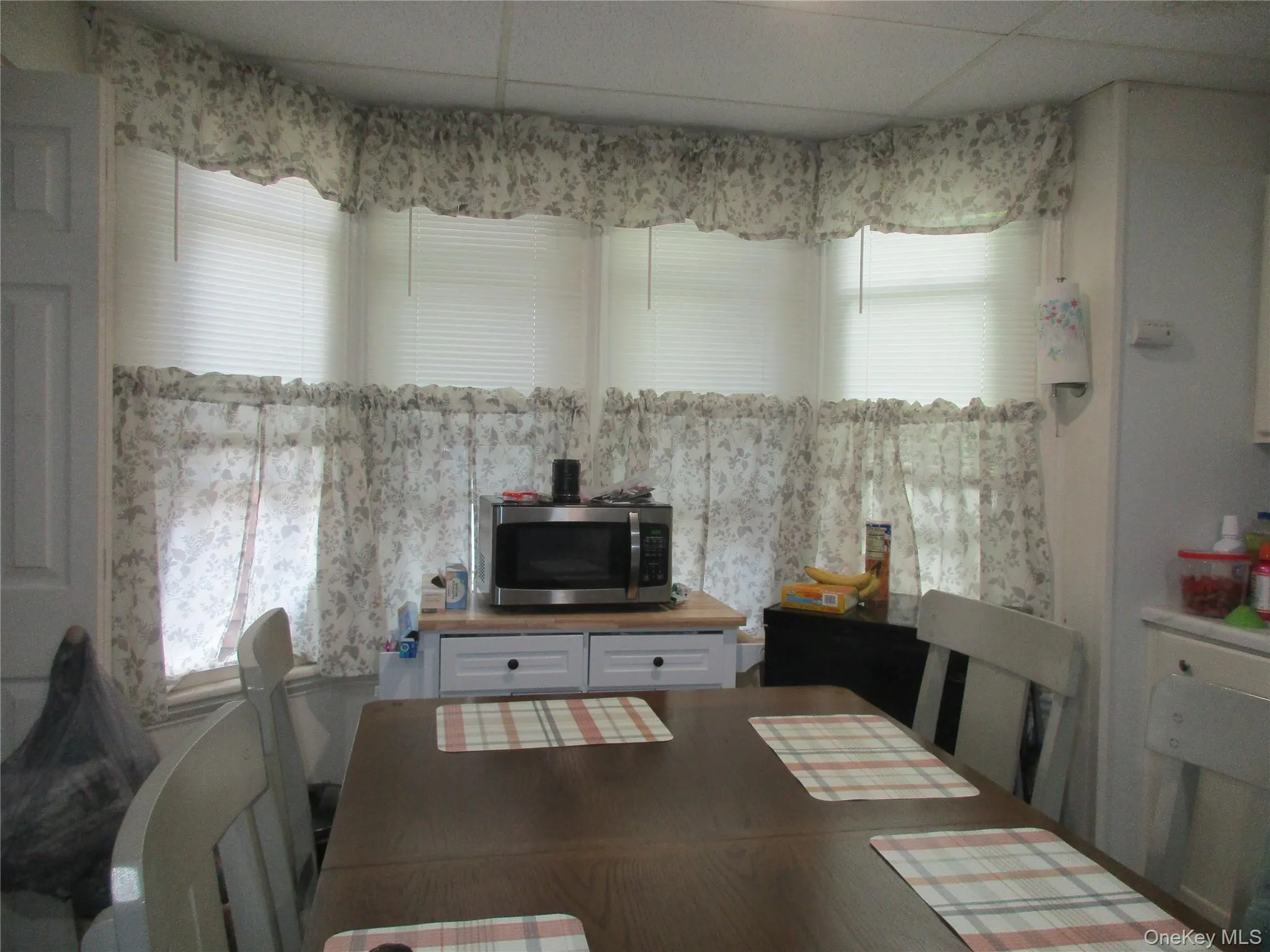 Eat in Kitchen many windows Eat in Kitchen many windows