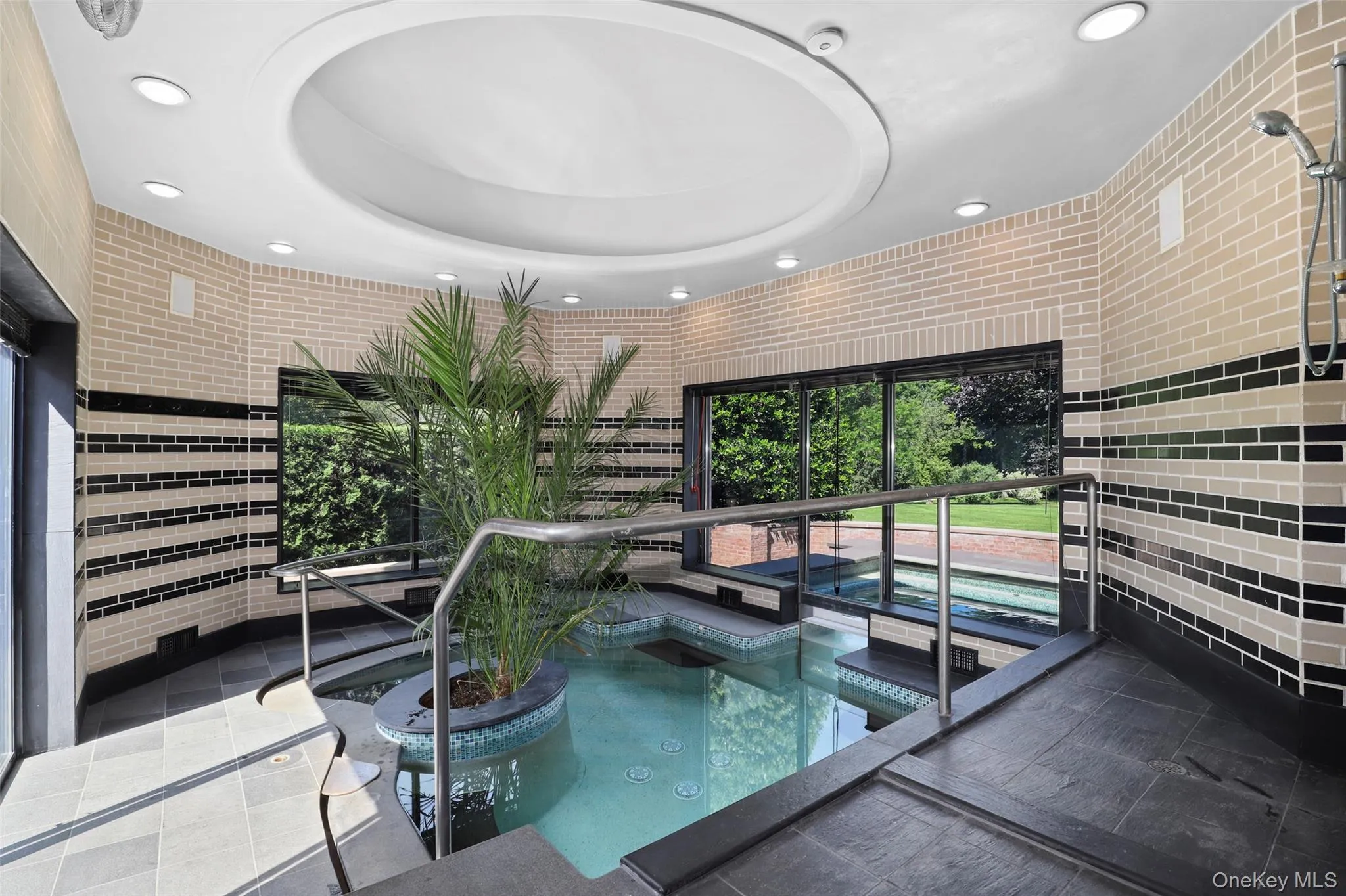 Indoor/Outdoor Jacuzzi Indoor/Outdoor Jacuzzi