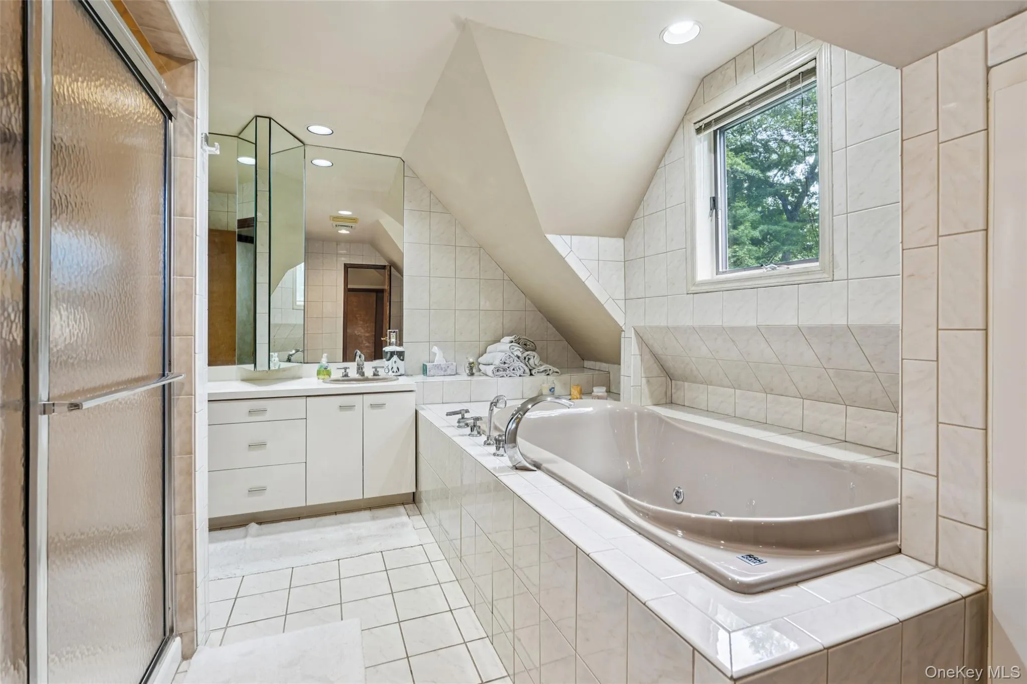 Primary Ensuite with Jetted Tub Primary Ensuite with Jetted Tub