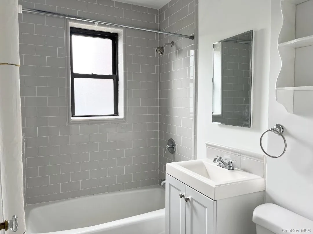 Windowed Bath Windowed Bath