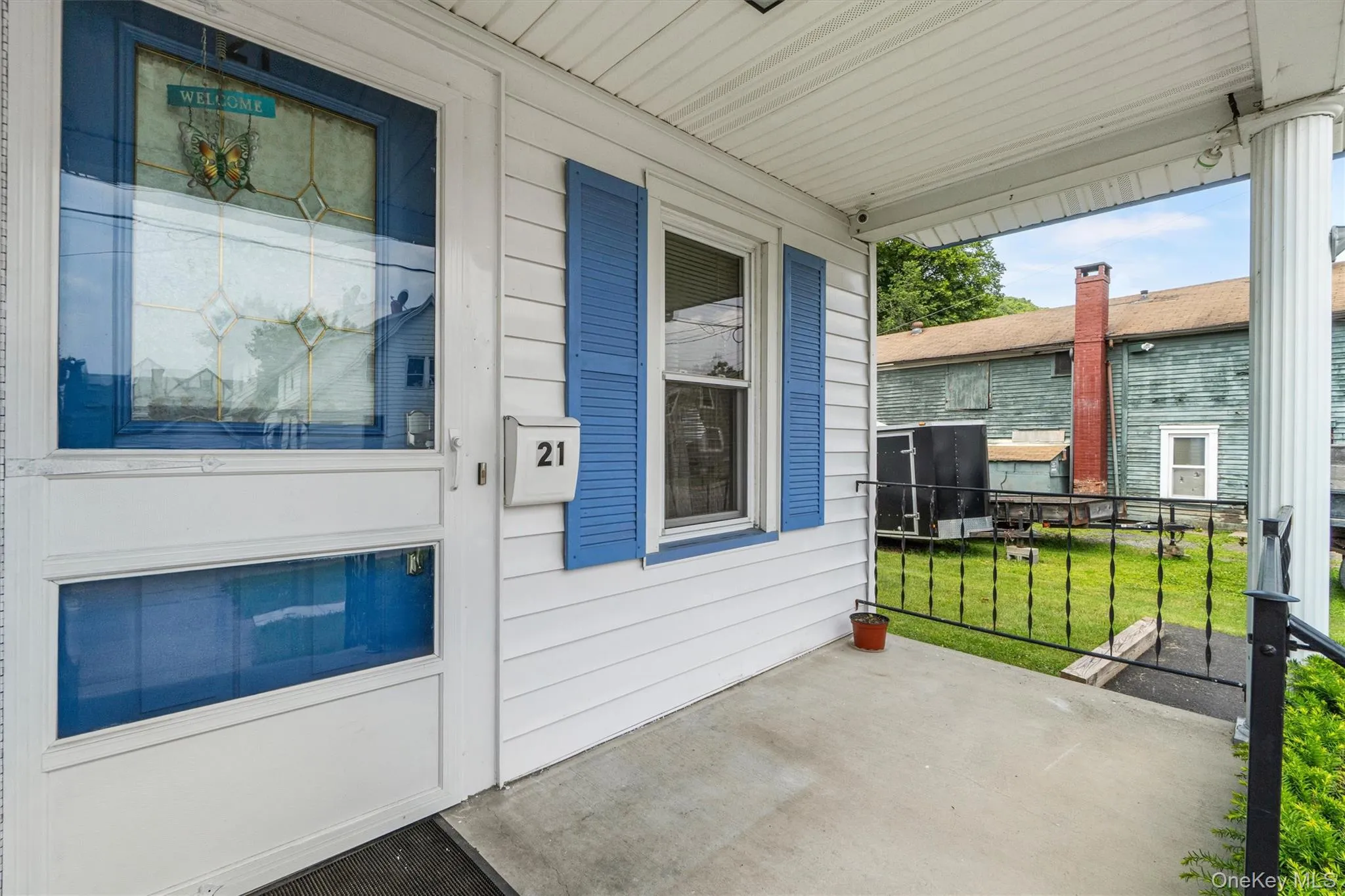 Covered porch with a lawn Covered porch with a lawn