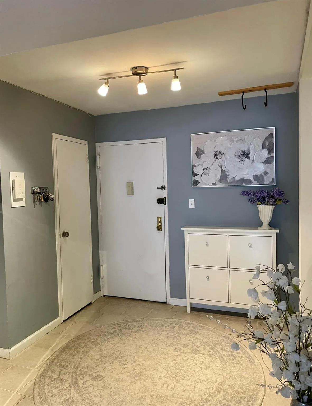 Entryway with light tile patterned floors and baseboards Entryway with light tile patterned floors and baseboards