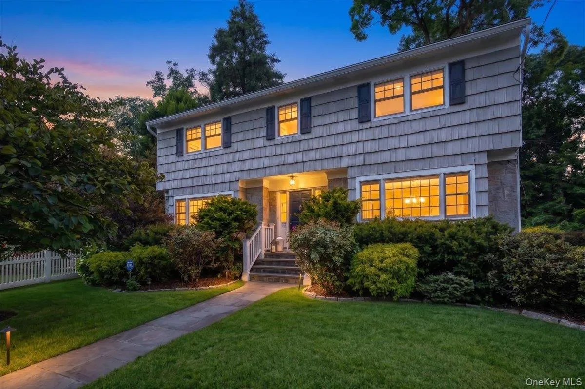 127 Harmon blends timeless Colonial character with the move-in-ready ease of an updated home. 127 Harmon blends timeless Colonial character with the move-in-ready ease of an updated home.