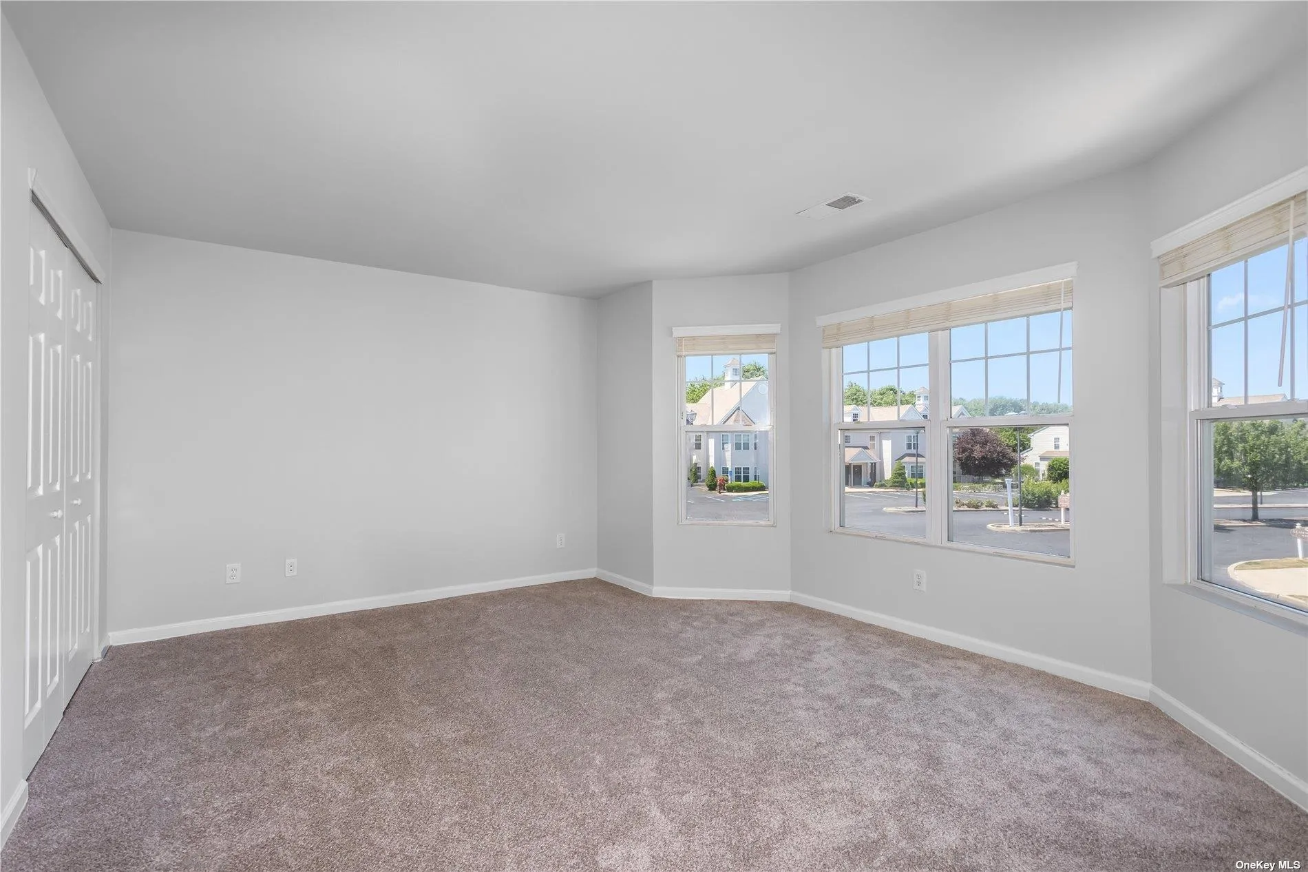 Spacious en-suite bedroom with WIC Spacious en-suite bedroom with WIC