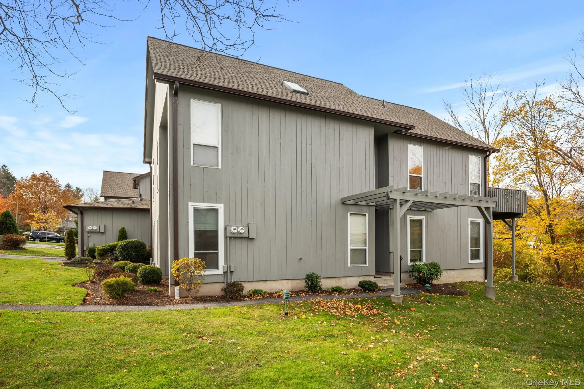 Enjoy the ease of single-level living in the desirable Woods II community, surrounded by greenery and close to all local amenities. Enjoy the ease of single-level living in the desirable Woods II community, surrounded by greenery and close to all local amenities.