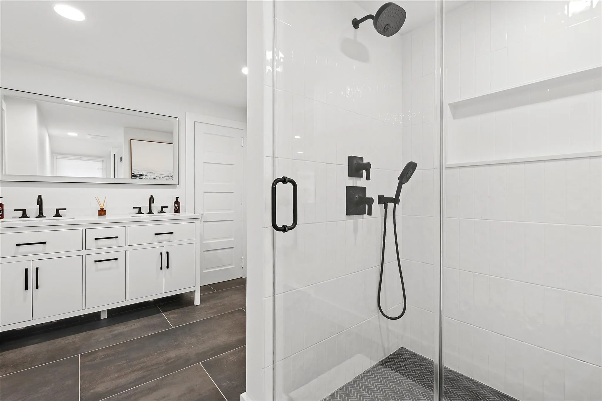 Glass shower with floating bench Glass shower with floating bench