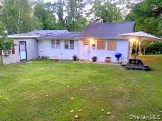 View of front facade featuring a front yard l View of front facade featuring a front yard l