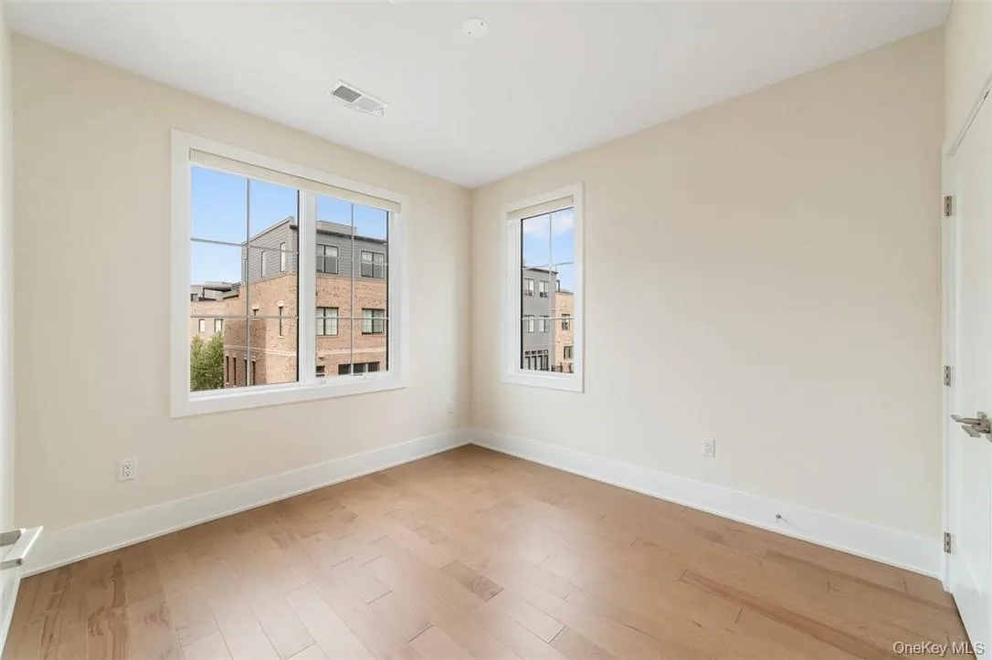 Bedroom with with double closet, three windows and two exposures Bedroom with with double closet, three windows and two exposures