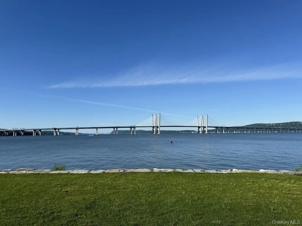 View over Hudson River towards the Cuomo Bridge View over Hudson River towards the Cuomo Bridge