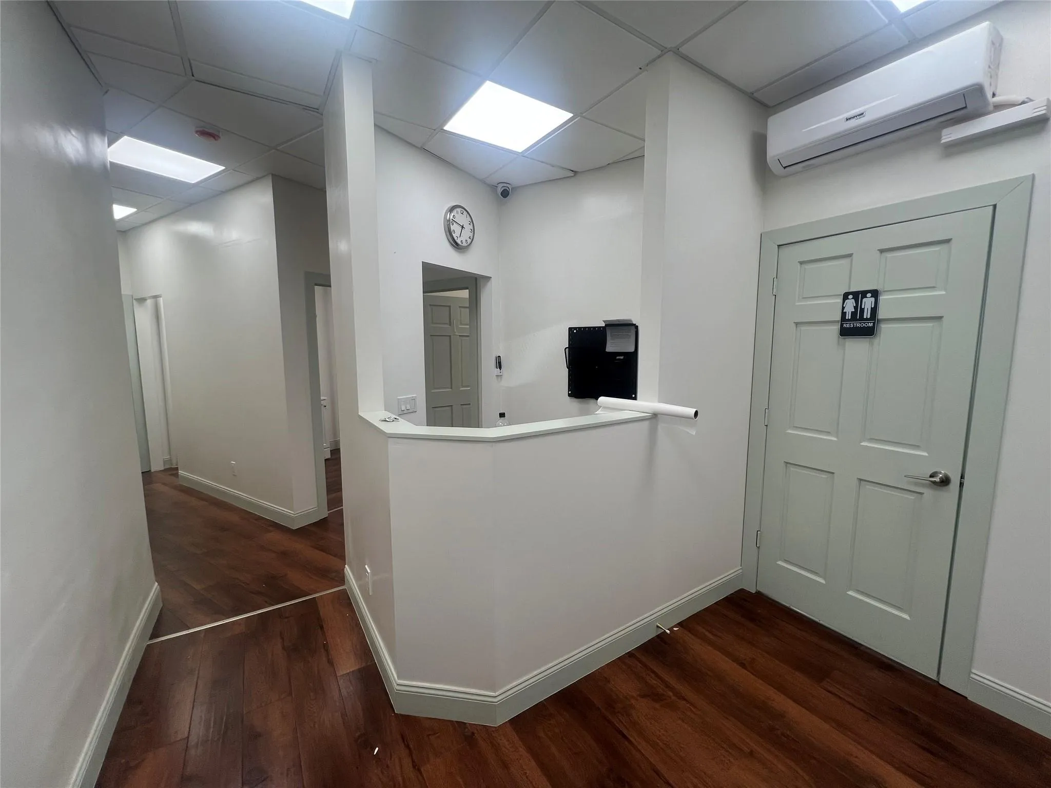 Reception with a drop ceiling and a security system Reception with a drop ceiling and a security system