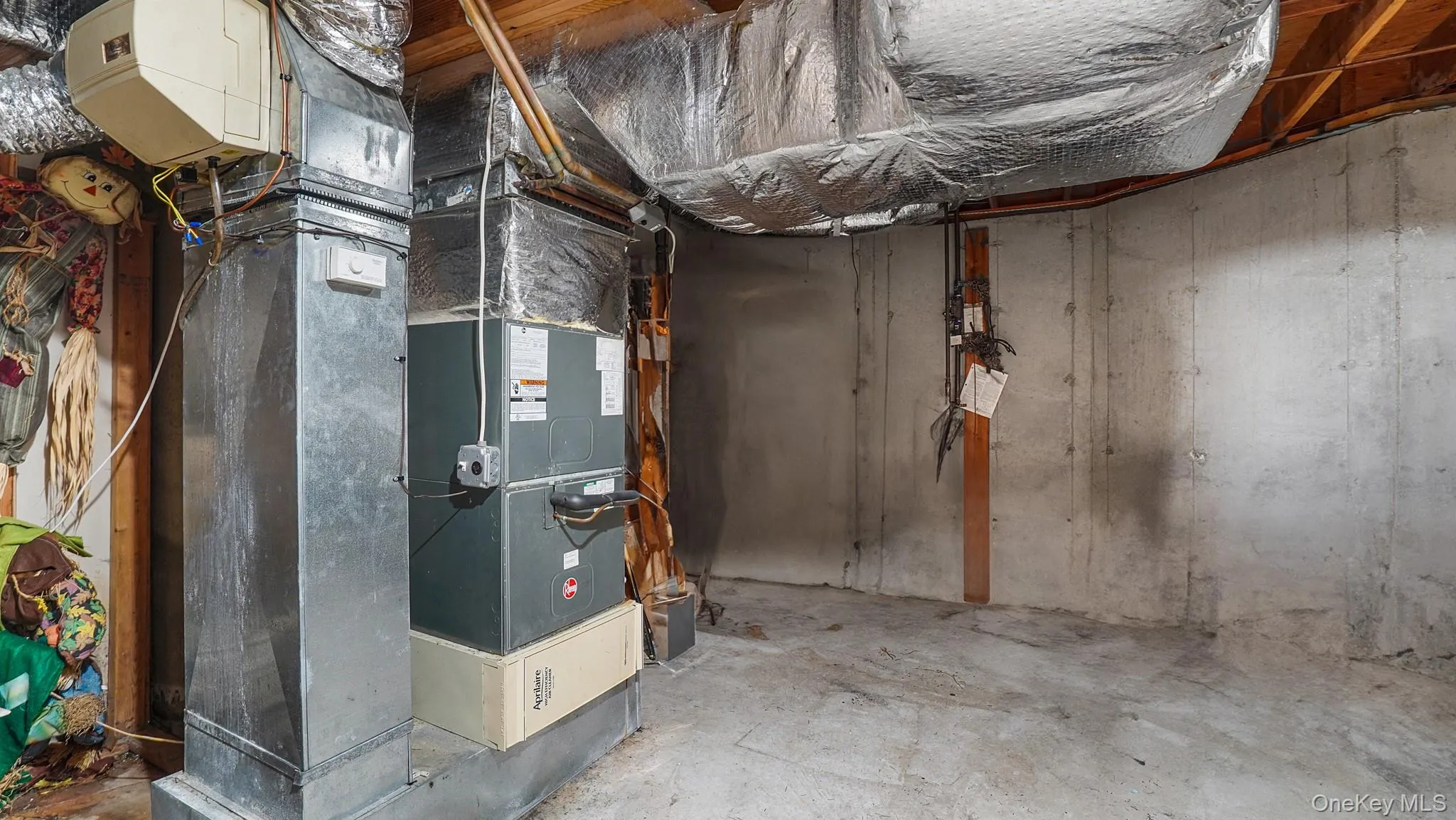 Utilities with heating unit Utilities with heating unit