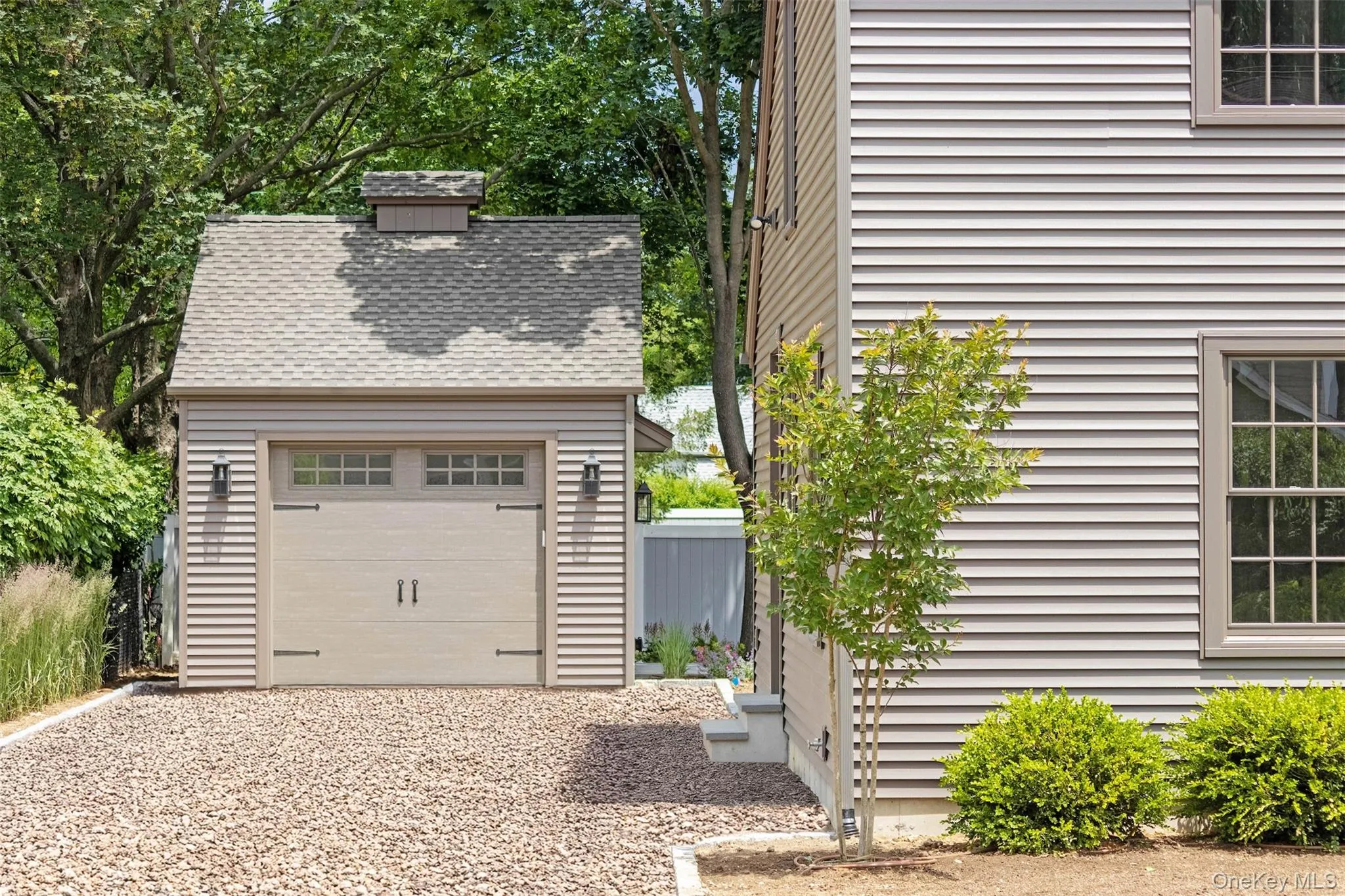 Garage with gravel driveway Garage with gravel driveway