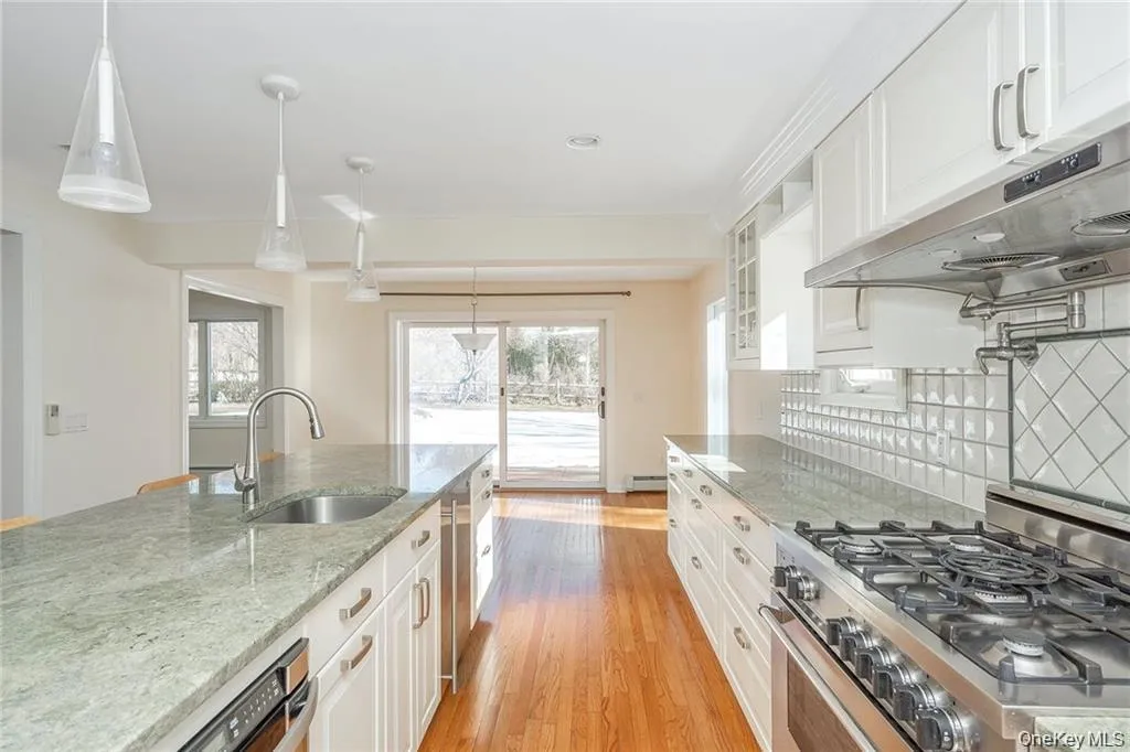 Light and Bright Large Kitchen Light and Bright Large Kitchen