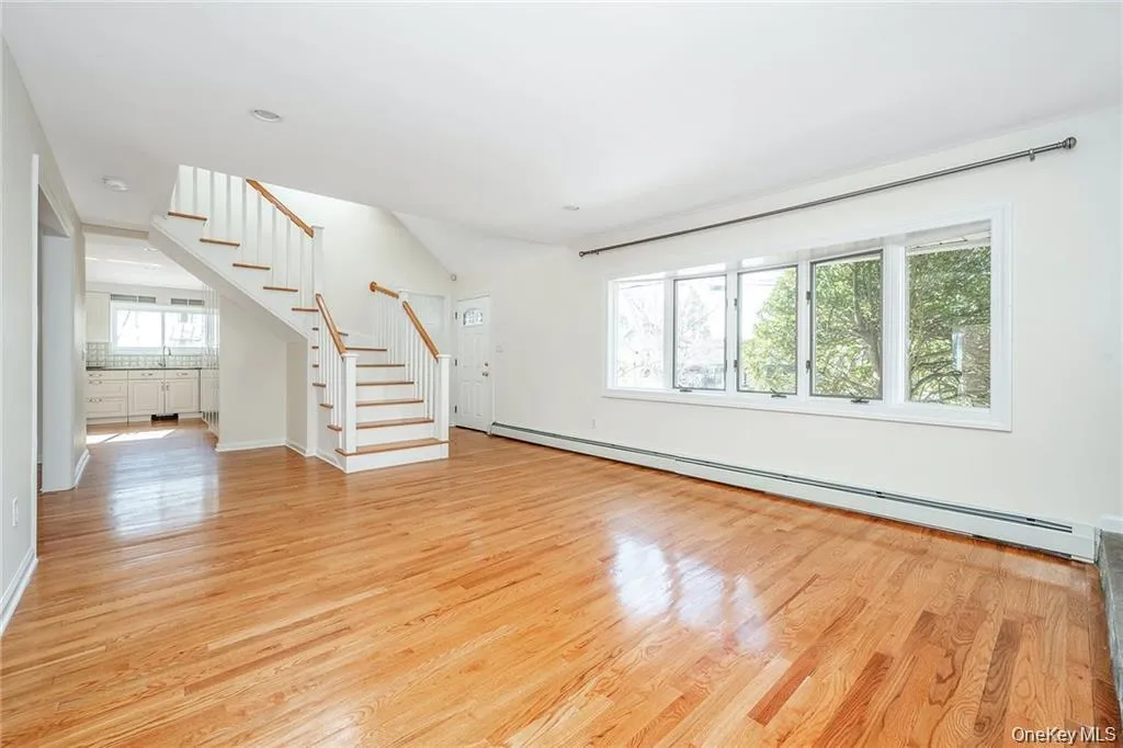 Entry into large Living Room with FP Entry into large Living Room with FP