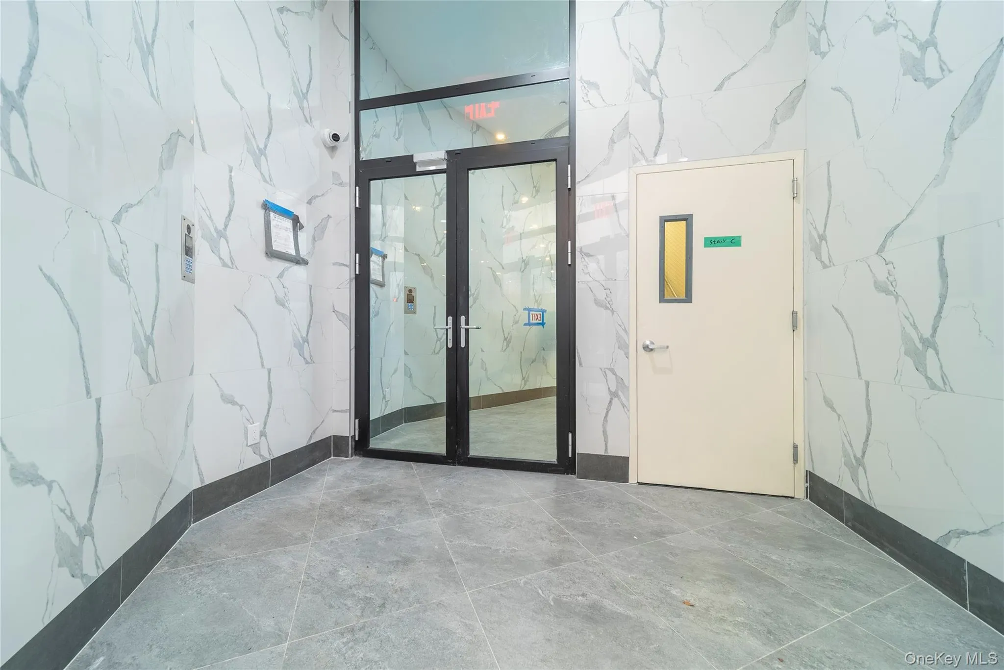 Unfurnished room with tile walls Unfurnished room with tile walls