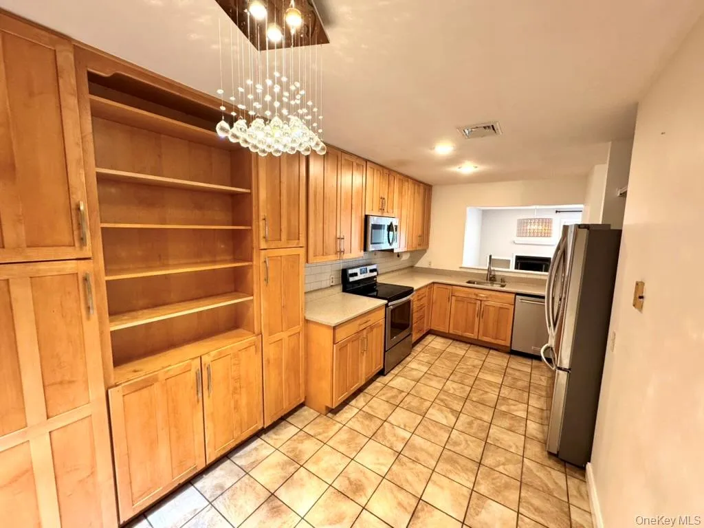 Eat in Kitchen with pass-through. Eat in Kitchen with pass-through.