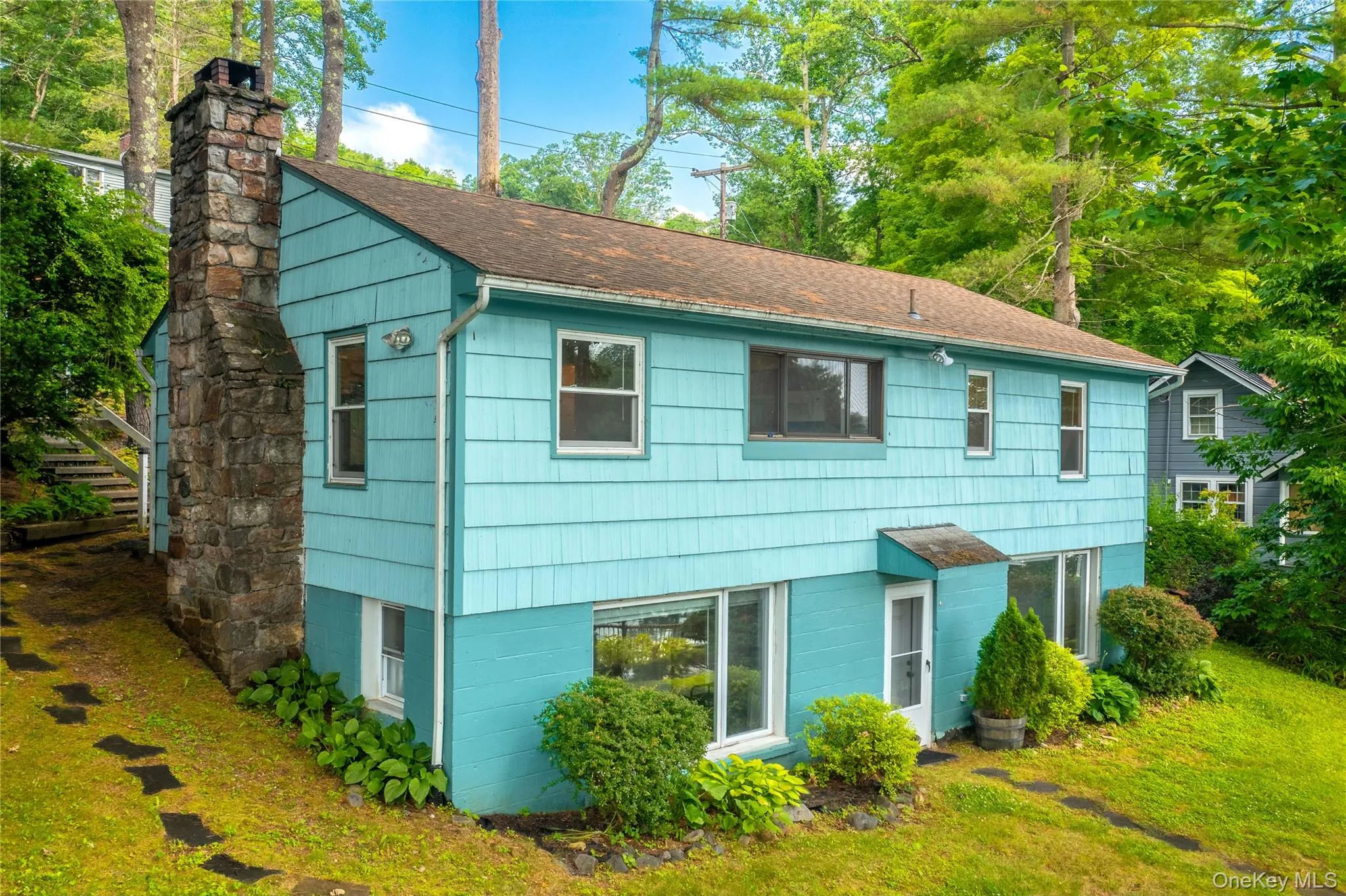 From the rec room its easy access to the backyard. From the rec room its easy access to the backyard.