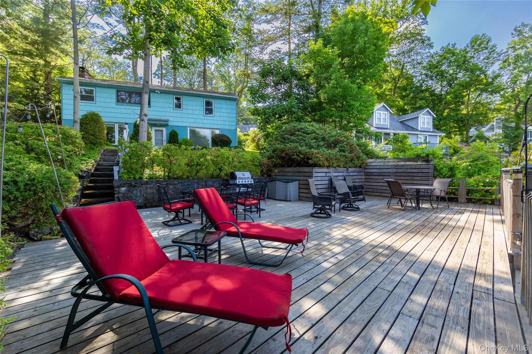 Steps down to the expansive deck. Steps down to the expansive deck.