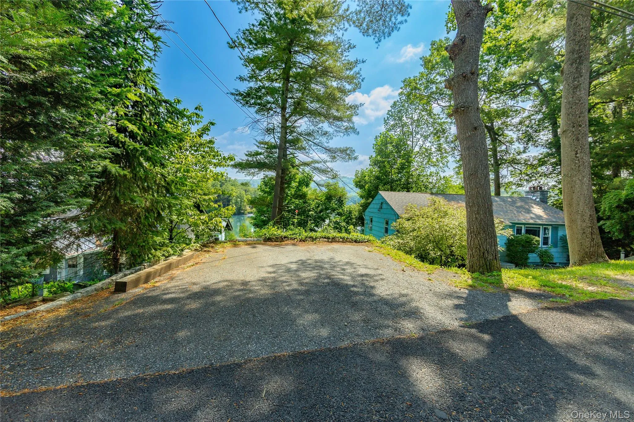 Parking for 2 cars off street. Parking for 2 cars off street.