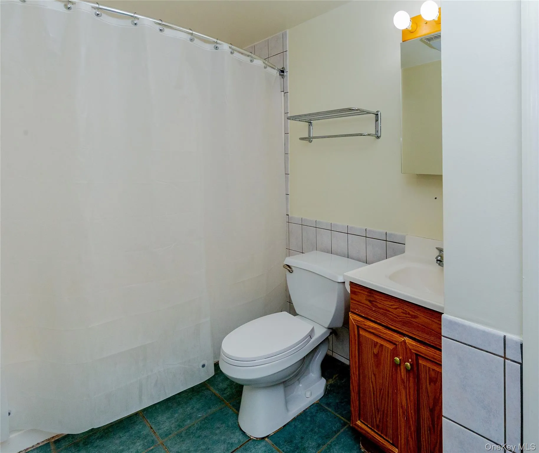 Full bath with tub and laundry closet. Full bath with tub and laundry closet.