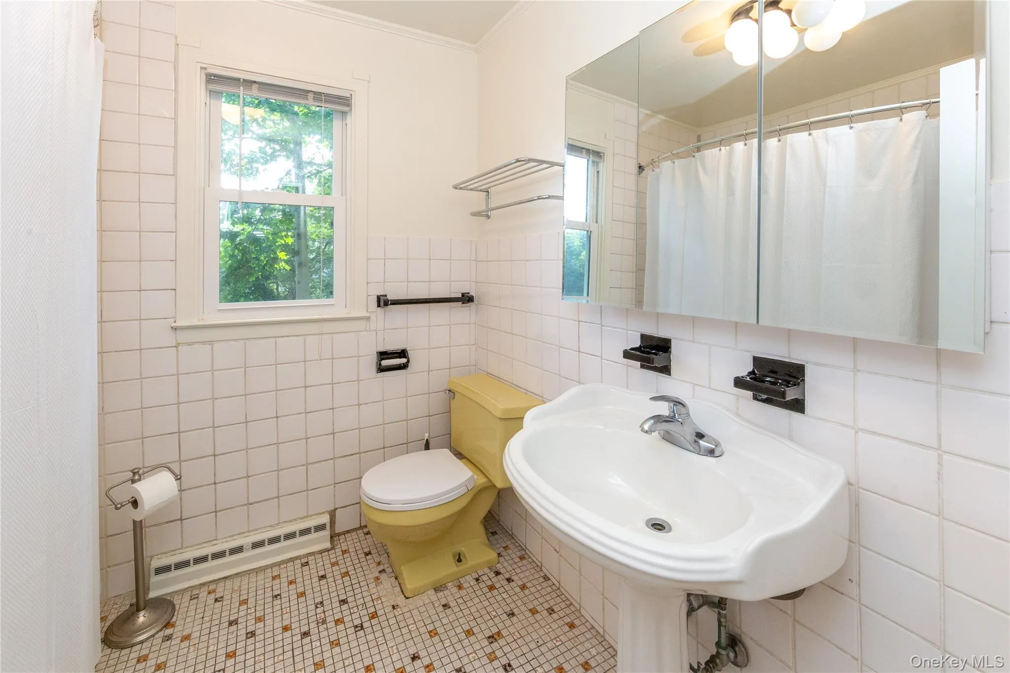 Full hall bath right outside of the two bedrooms. Full hall bath right outside of the two bedrooms.