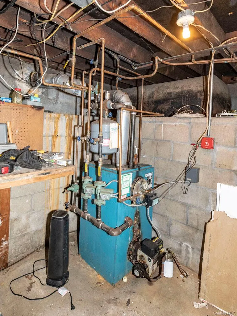 Utility room with a heating unit Utility room with a heating unit