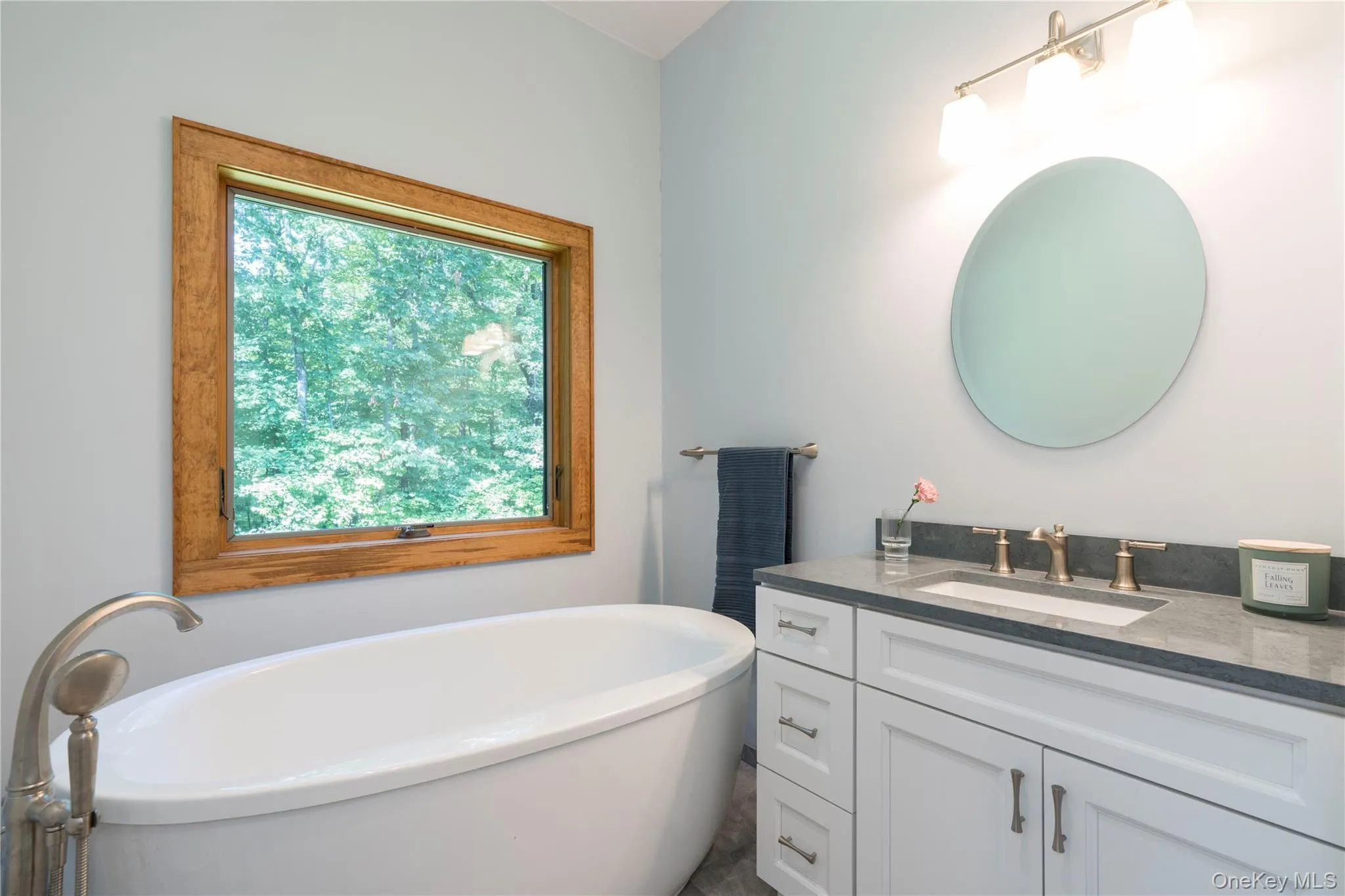 2nd Full Bathroom has a Large Soaking Tub & a Vanity with Quartz Countertop 2nd Full Bathroom has a Large Soaking Tub & a Vanity with Quartz Countertop