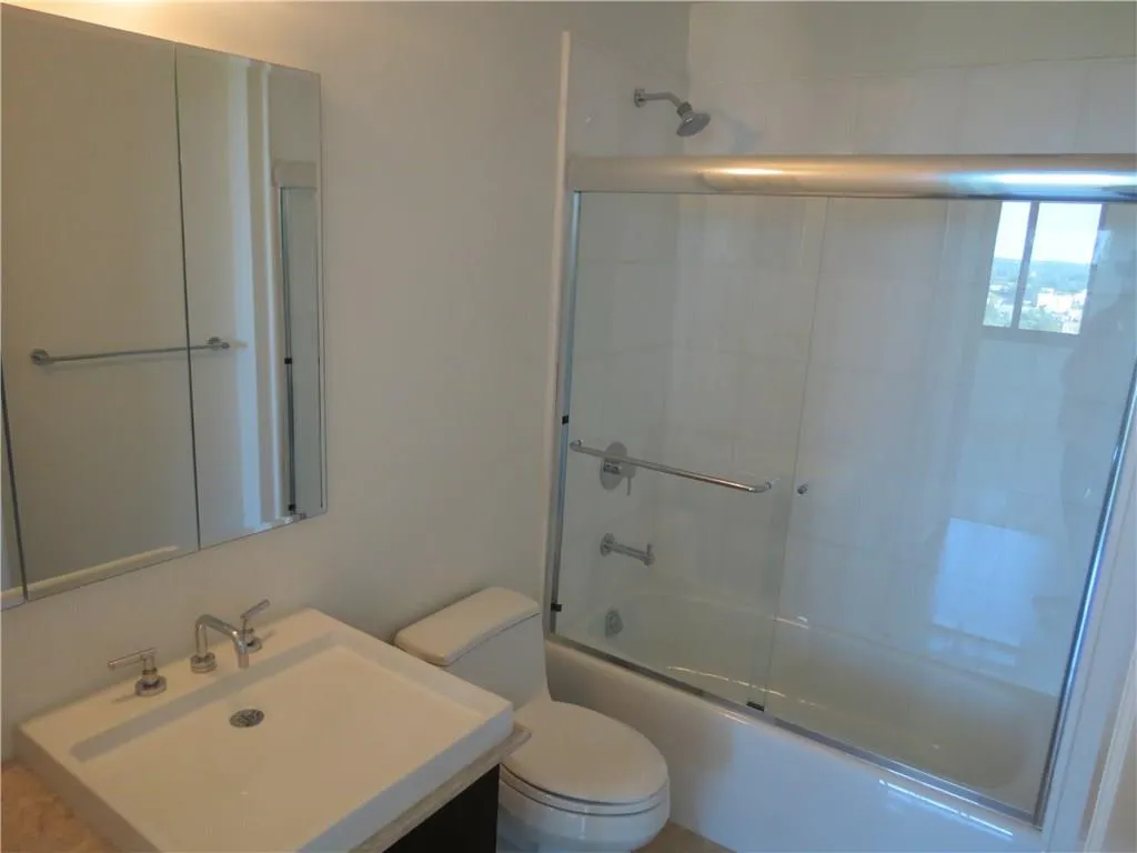 Full hall bath Full hall bath